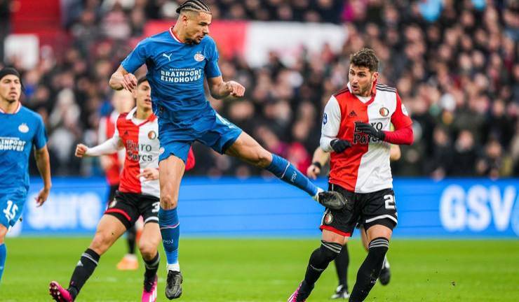 Santiago Giménez (der.) jugó todo el partido por el Feyenoord.