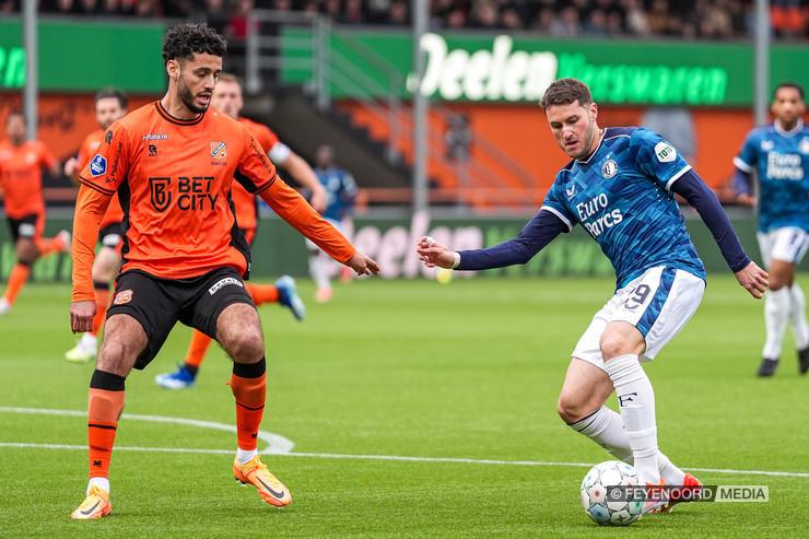$!Santiago Giménez sale con la pólvora mojada en empate sin goles del Feyenoord