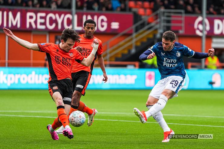 $!Santiago Giménez sale con la pólvora mojada en empate sin goles del Feyenoord