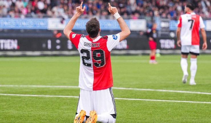 Santiago Giménez anota su primer doblete en la Eredivisie.