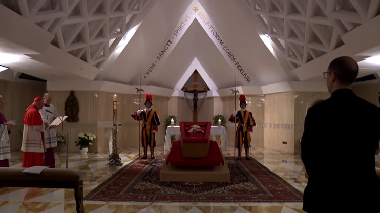 El cuerpo del Papa Francisco ya fue colocado en ataúd para iniciar con sus funerales.