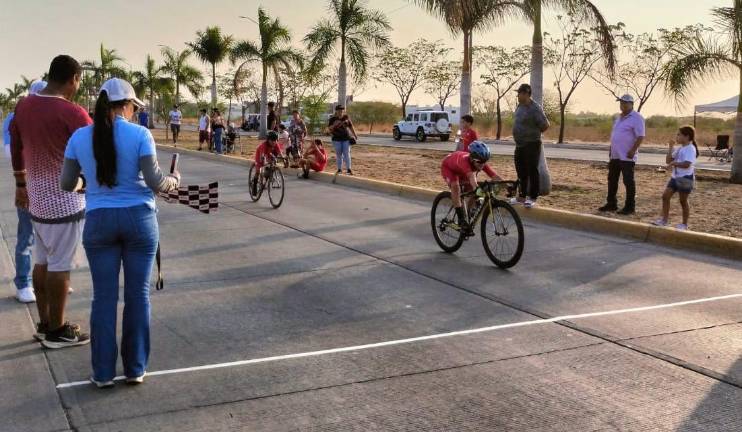 Más de 50 ciclistas hubo en el evento.