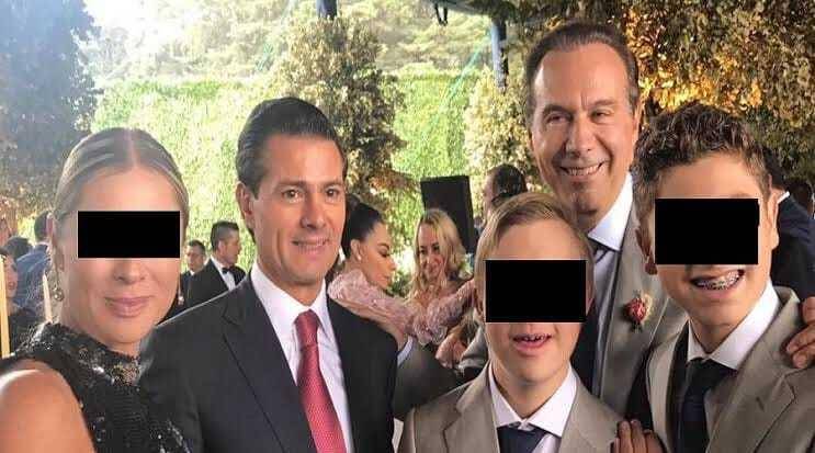 El ex Presidente Enrique Peña Nieto con el abogado Juan Collado y familiares.