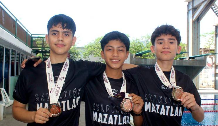 Los taekwondoínes mazatlecos muestran su medalla de bronce.