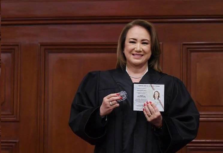 Notario no avala documento que Yasmín Esquivel dio como prueba de no haber plagiado