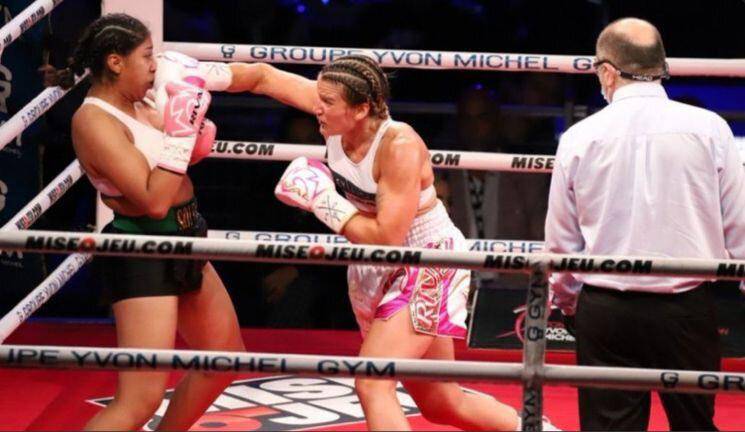 Marie-Pier Houle en su combate ante Jeanette Zacarías.