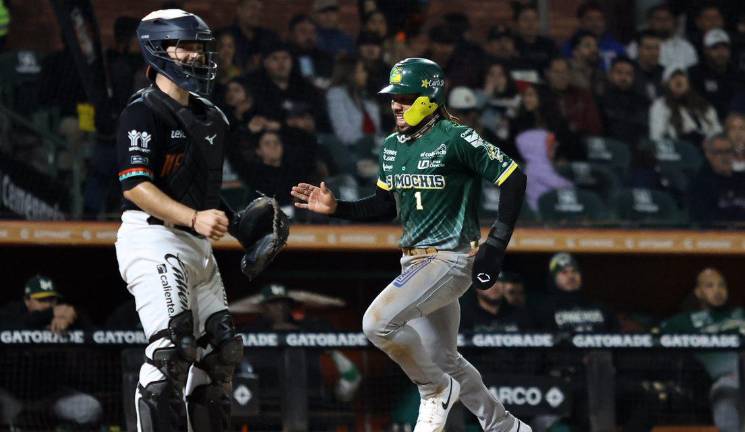 Justin Dean anota una de las carreras de Cañeros.