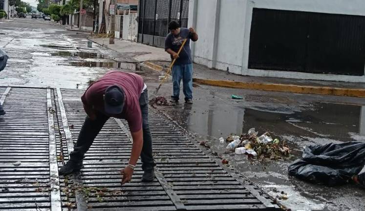Personal del Gobierno de Mazatlán limpia rejillas del drenaje pluvial después de las lluvias del fin de semana.