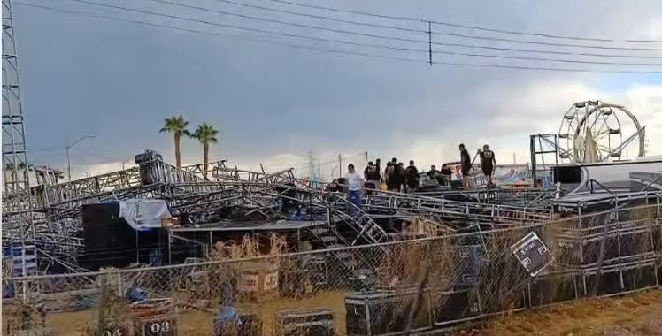 $!El escenario se cayó debido a los fuertes vientos.