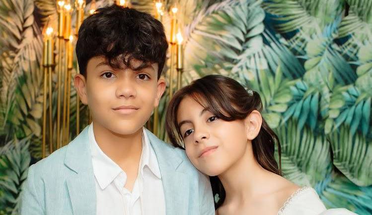 Isaías e Itzia Armienta Higuera realizan su primera comunión.