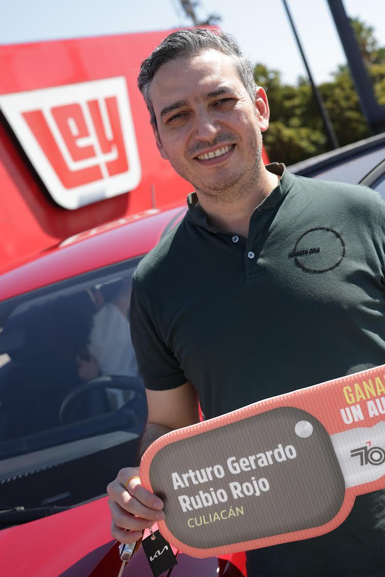 $!Arturo Gerardo Rubio, tercer ganador en Culiacán de un auto Kia.
