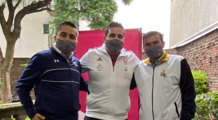 Gilberto Berrelleza Reyes (der.) y César Acosta Ojeda se reúnen con el secretario general del Condde.