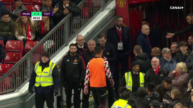 Cristiano Ronaldo se va del campo antes de que acabe el juego ante el Tottenham.