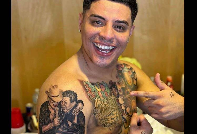 Presume Eduin Caz sus nuevos tatuajes