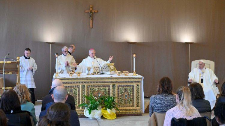 $!Monseñor Diego Ravelli, Maestro de las Celebraciones Litúrgicas Pontificias, ofició la misa.