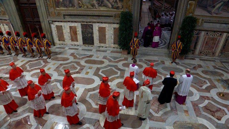 Los cardenales entran a la Capilla Sixtina para iniciar el Cónclave con el que designarán al próximo Papa.