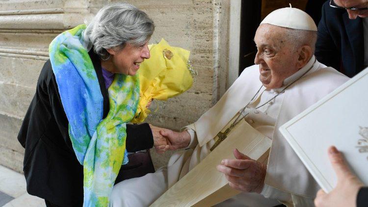 Durante la mañana del domingo, el Papa Francisco saludó en El Vaticano a feligreses.