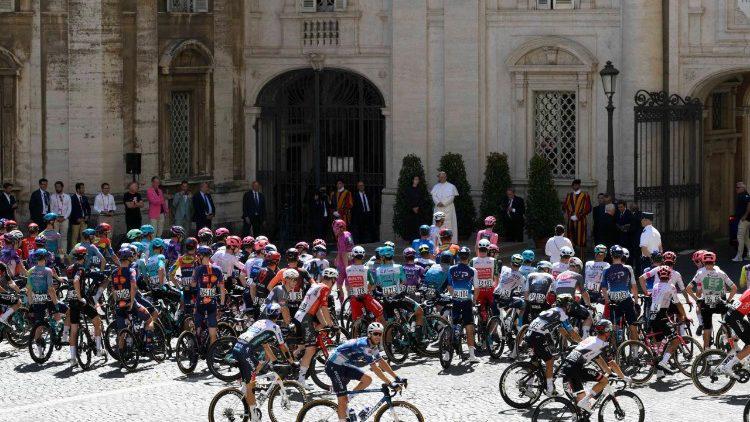 $!Isaac del Toro y los líderes del Giro de Italia reciben la bendición del Papa León XIV