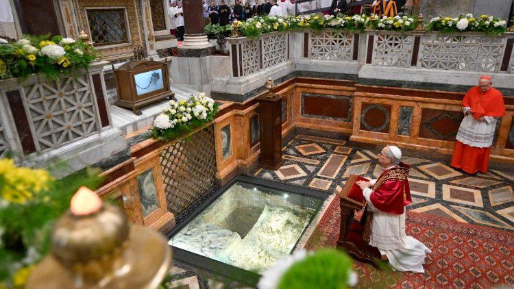 El Papa León XIV frente a la tumba de San Pablo.