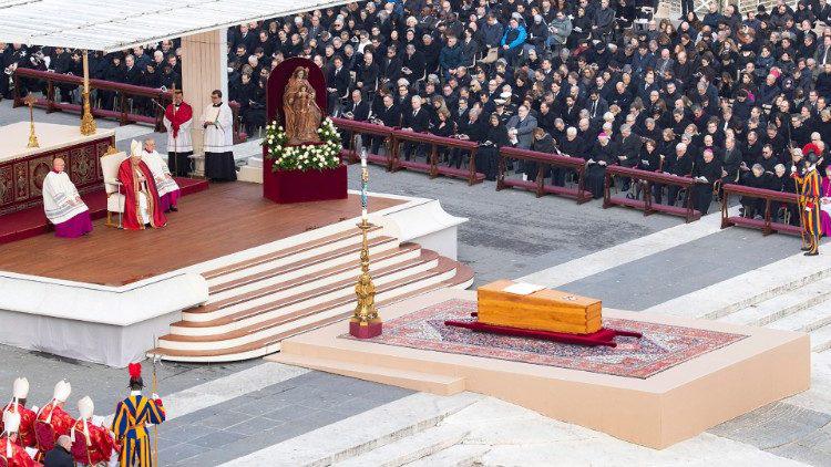 $!Entierran a Benedicto XVI; el Papa Francisco bendice el ataúd