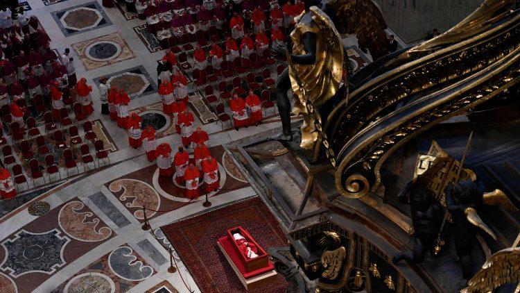 El féretro del Papa Francisco ya fue trasladado a la Basílica de San Pedro.