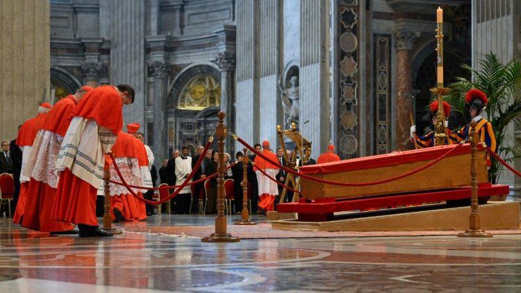 $!El féretro del Papa Francisco ya se encuentra en la Basílica vaticana