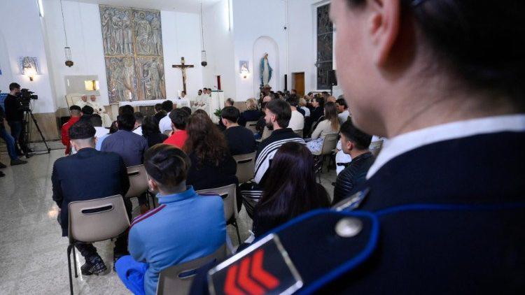 $!La misa se desarrolló de manera privada, sin acceso al público, y en ella participaron los reclusos, el personal del establecimiento penitenciario y miembros del equipo de seguridad