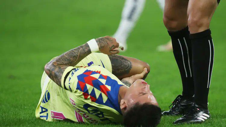 Brian Rodríguez sale lesionado en el juego ante Rayados.