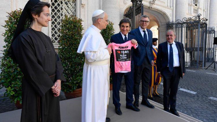 $!Isaac del Toro y los líderes del Giro de Italia reciben la bendición del Papa León XIV