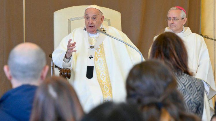 $!Un momento de la celebración de la Misa en la Cena del Señor en la cárcel femenina de Rebibbia, en Roma.