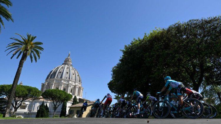 $!Isaac del Toro y los líderes del Giro de Italia reciben la bendición del Papa León XIV