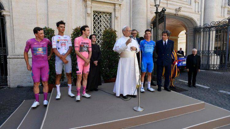 El Papa León XIV con los pedalistas del Giro de Italia.