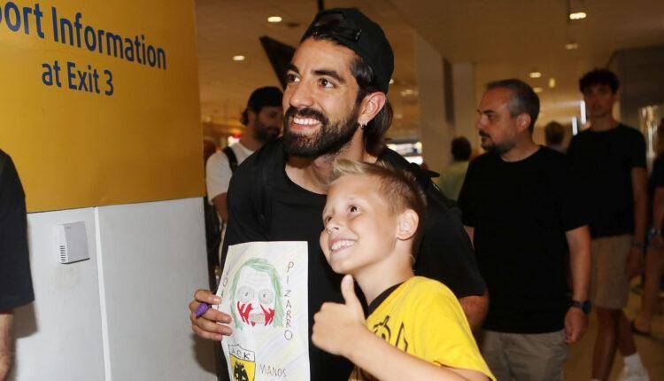 Rodolfo Pizarro ya firmó con AEK Atenas.