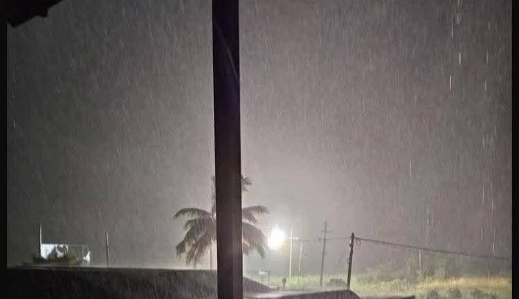 Una fuerte lluvia con actividad eléctrica registrada desde las 21:00 horas provocó apagones prolongados en diversas zonas de Escuinapa.