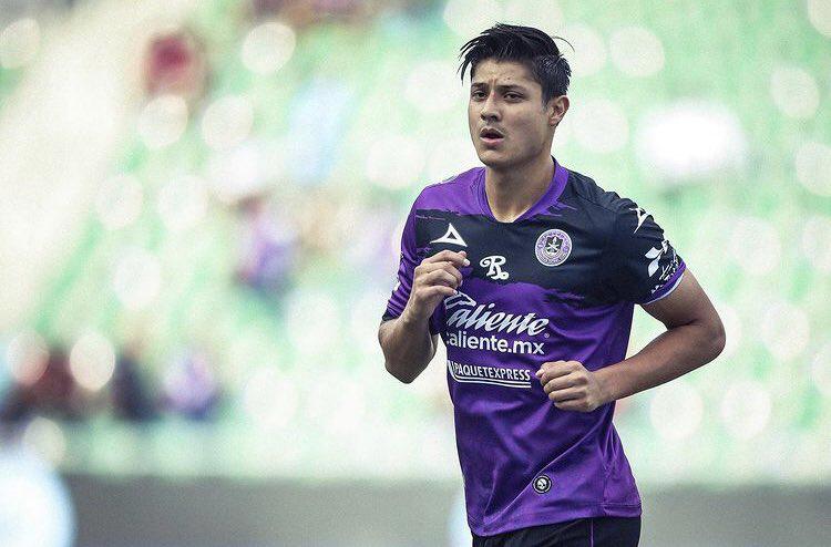 Emilio Sánchez, mediocampista del Mazatlán FC, pasa por el quirófano