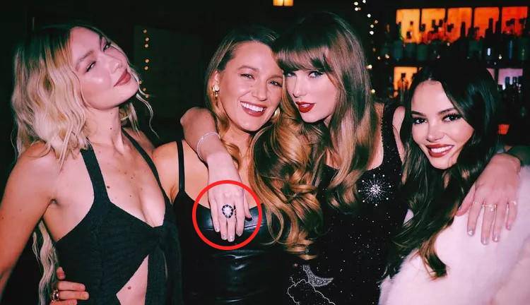 Taylor Swift presume costoso anillo.