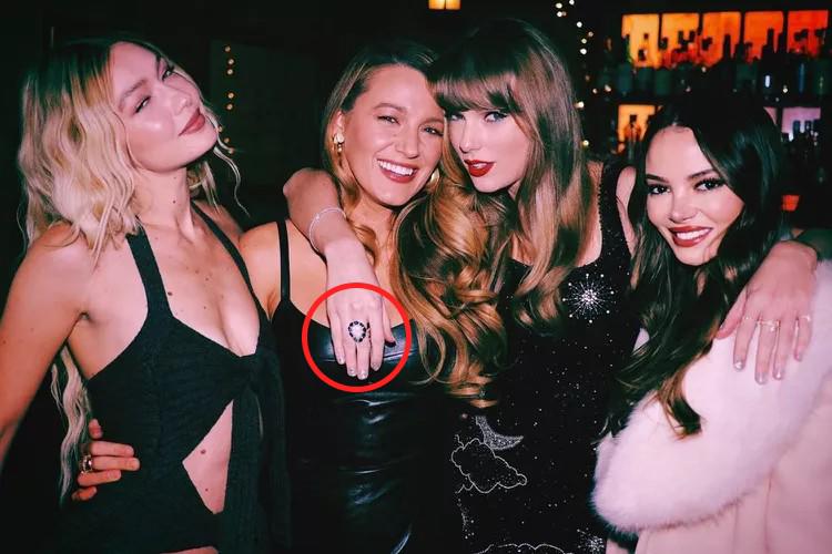 Señalan fans que Taylor Swift recibió un costoso anillo de parte de su novio Travis Kelce