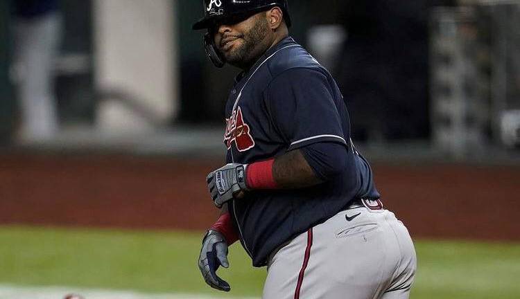Pablo Sandoval logró un lugar en el róster de 40 de los Bravos de Atlanta.