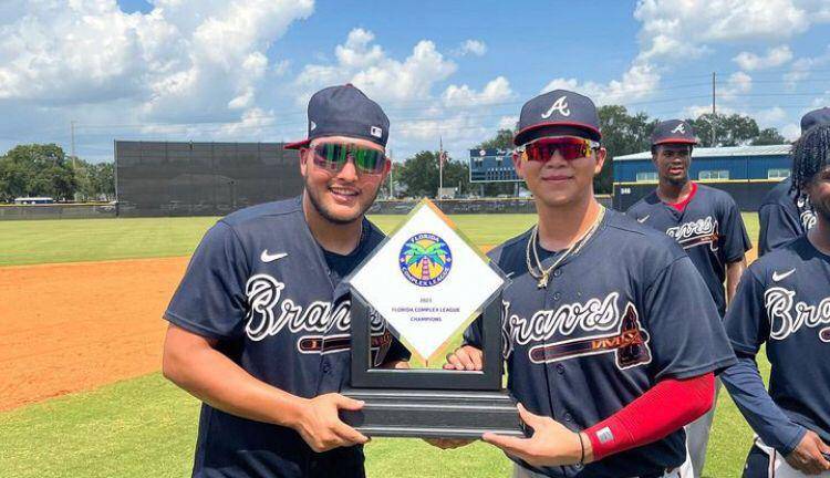 Marco Patiño e Isauro Pineda, con el trofeo de campeones.