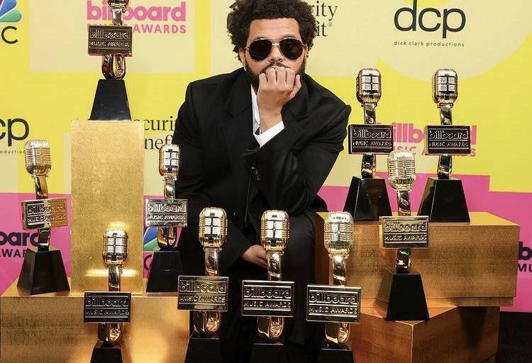 The Weeknd encabeza los Billboard con 10 galardones