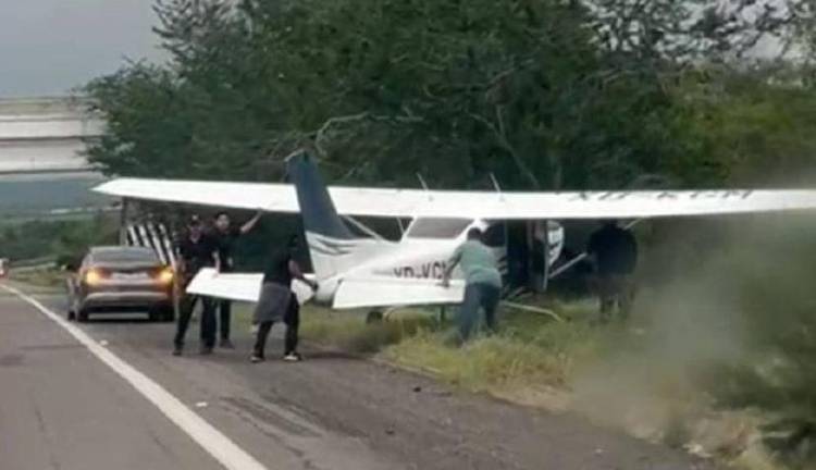 El piloto de la avioneta Cessna logró un aterrizaje seguro en la autopista la tarde de este jueves.
