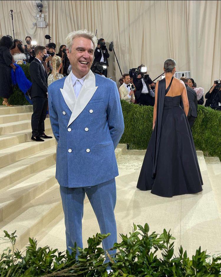 $!El cantante David Byrne llega a la MET Gala.