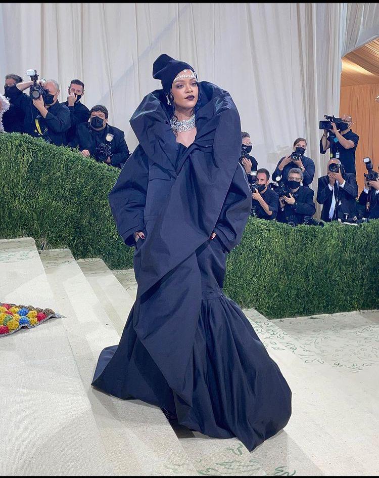 $!Rihanna, vestida de Balenciaga, cierra el MET Gala.
