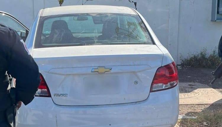 El auto fue localizado en un predio baldío en el fraccionamiento La Memoria.