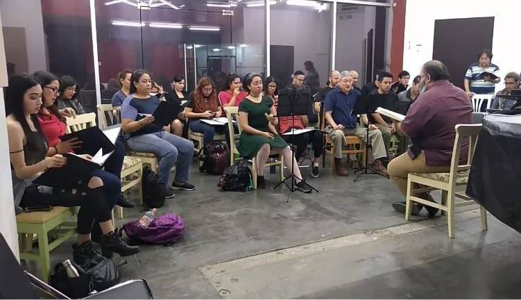 El Coro de la Ópera de Sinaloa durante el ensayo.