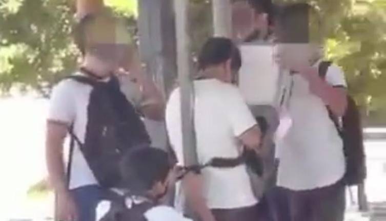 Jóvenes de preparatoria de la UAS en Culiacán participan en lo que parece un acoso a otro estudiante.