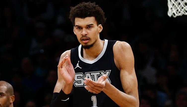 Víctor Wembayama ya está totalmente recuperado de un problema de trombosis que lo alejó de la actividad en la pasada temporada de la NBA.
