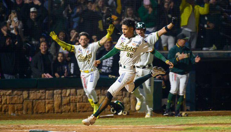 Brayan Mendoza anota la del gane.