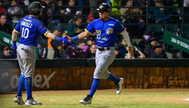 González recibe a Rivera.