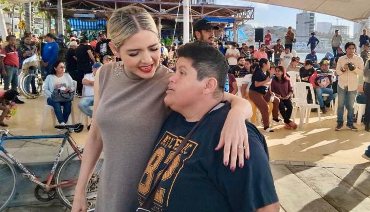 La Alcaldesa Estrella Palacios bailó y convivió con una joven con capacidades diferentes en un evento del viernes.